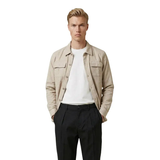 Beigefarbene, strukturierte Baumwolljacke mit Knopfleiste und aufgesetzten Taschen von Gianni Lupo Herrenhemden-Kollektion