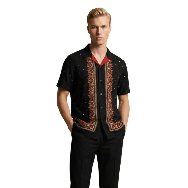 Gianni Lupo Schwarzes Herrenhemd mit kurzen Ärmeln, Knopfleiste, rotem Innenkragen und orangebrauner Stickerei.