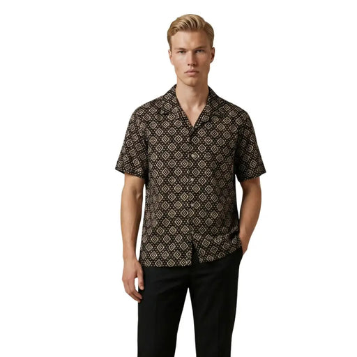 Gianni Lupo Schwarzes Herrenhemd mit kurzen Ärmeln und Knopfleiste aus leichtem Stoff mit beigefarbenem, geometrischem Muster.