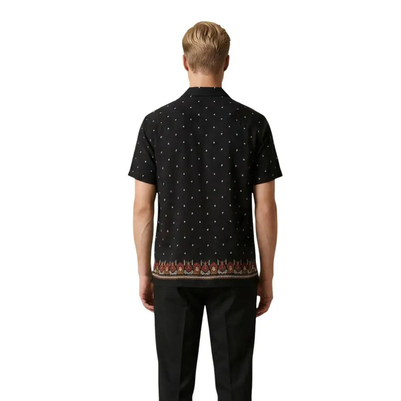 Gianni Lupo Schwarzes Herrenhemd mit kurzen Ärmeln, dezenten weißen Punkten und aufwendig besticktem Saum in Rotbraun und Beige.