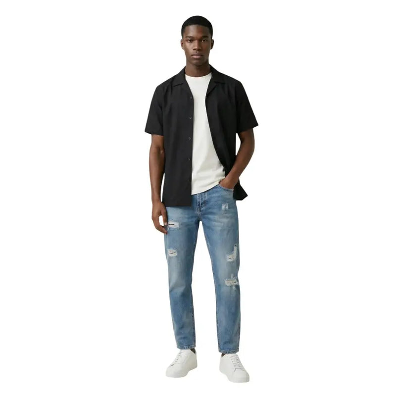 Blaue, im Used-Look gehaltene Jeans mit geradem Bein, die neben gianni lupo Herrenhemd für die Freizeit