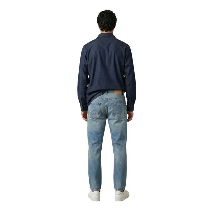 Eine hellblaue Jeans aus Denim mit klassischem Five-Pocket-Design und dezenter Waschung für Herren von gianni lupo