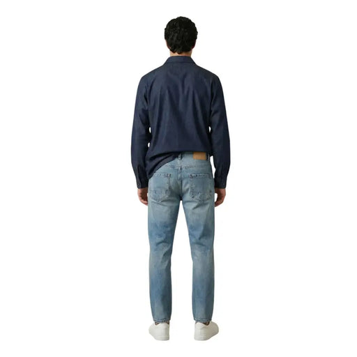 Eine hellblaue Jeans aus Denim mit klassischem Five-Pocket-Design und dezenter Waschung für Herren von gianni lupo