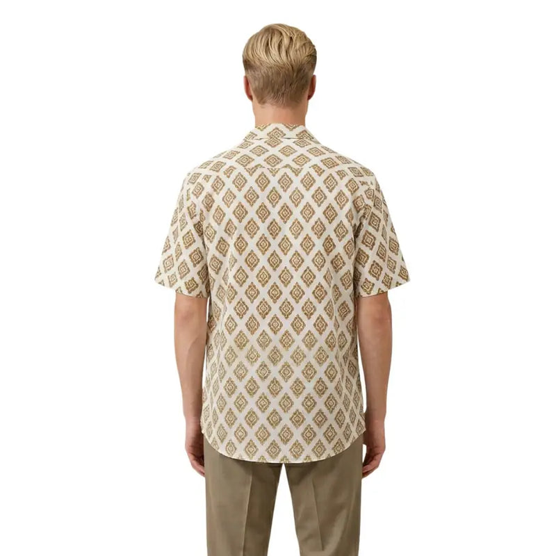 Ein Mann, der ein kurzärmeliges cremefarbenes Hemd trägt Gianni Lupo Herrenhemd mit einem aufwendigen braunen geometrischen Muster