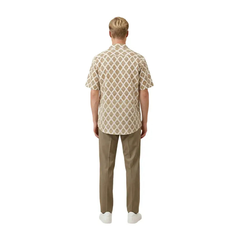 Ein Mann in Beige Gianni Lupo Herrenhemd mit sich wiederholendem braun-cremefarbenem geometrischem Muster und kurzen Ärmeln