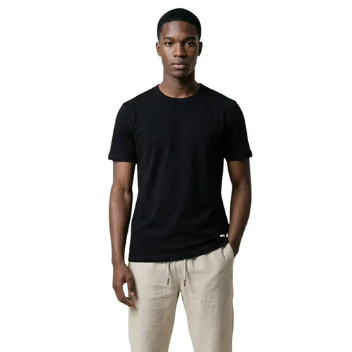 Gianni Lupo men t-shirt black crew neck with subtle textured fabric and minimalistic design
