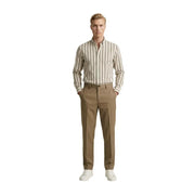 Ein Mann, der gianni lupo Beige Stretchhosen aus Polyester-Viskose, kombiniert mit einem beige-weiß gestreiften Hemd