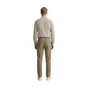 Ein Mann, der gianni lupo Beige Stretchhosen aus Polyester-Viskose, kombiniert mit einem beige-schwarz gestreiften Hemd