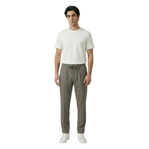 Gianni Lupo Herrenhose, grün aus Polyester-Viskose mit olivgrünem Kordelzug, lockere Passform und dezente Falten