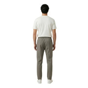 Ein Paar schmal geschnittene Khakihosen gianni lupo Herrenhose mit elastischem Bund aus Polyester-Viskose gl002lt