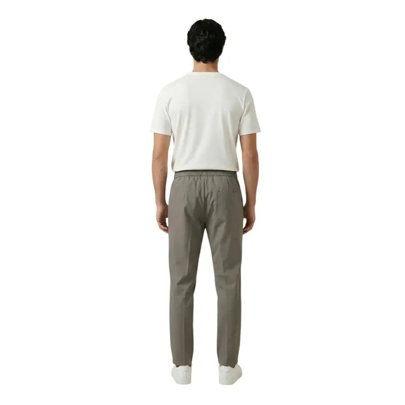 Ein Paar schmal geschnittene Khakihosen gianni lupo Herrenhose mit elastischem Bund aus Polyester-Viskose gl002lt