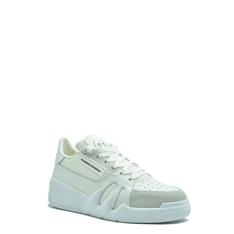 Weiße Herren-Sneaker von Giuseppe Zanotti aus Leder mit einem Obermaterial aus weißem und hellgrauem Mesh, Perforationen und einer markanten Sohle.