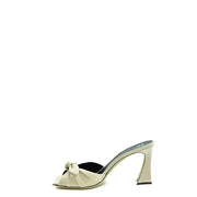 Cremefarbene Satin-Sandalen von Giuseppe Zanotti mit Blockabsatz, schwarzer Innensohle und dekorativer Schleife an der Spitze