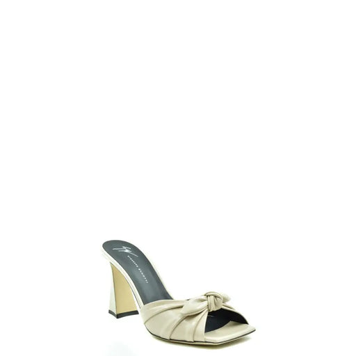 Weiße Lederpantoffeln von Giuseppe Zanotti mit Blockabsatz, beigefarbenem Leder-Mule-Design, eckiger Zehenpartie und geknoteter Schleife.