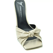 Beigefarbene Leder-Mule-Sandalen von Giuseppe Zanotti mit eckiger Spitze und geknoteter Schleife im weißen Blockabsatz-Stil