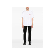 Weiß übergroß t-shirt mit kleinem roten Sternlogo, kombiniert mit schwarzen schmal geschnittenen Stretch-Jeans von Givenchy für Herren.