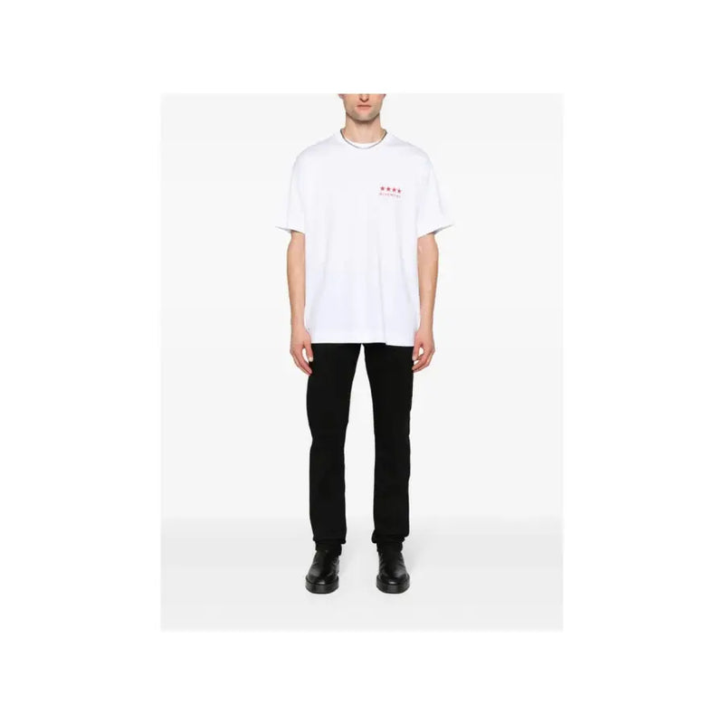 Weiß übergroß t-shirt mit kleinem roten Sternlogo, kombiniert mit schwarzen schmal geschnittenen Stretch-Jeans von Givenchy für Herren.