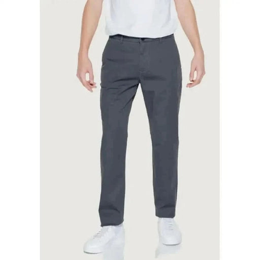 Graue Anzughose mit weißem Hemd und Sneakers von Armani Exchange Herrenhosen