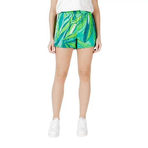 Green floral viscose high-waisted shorts with pockets, vibrant leaf pattern