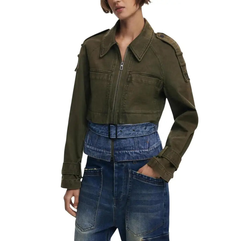 Frauen tragen eine olivgrüne, kurze Utility-Jacke mit weit geschnittenen Jeans und integriertem Korsettgürtel.