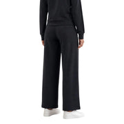 Guess Active Die schwarze Lyra Straight Pant für Damen ist eine weit geschnittene Jogginghose mit lockerer Passform und geripptem Bund.