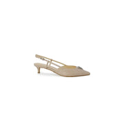 Guess Beigefarbene Slingback-Pumps aus Leder mit spitzer Zehenpartie, zartem Knöchelriemen und kleiner metallischer Schleife, Größe 4