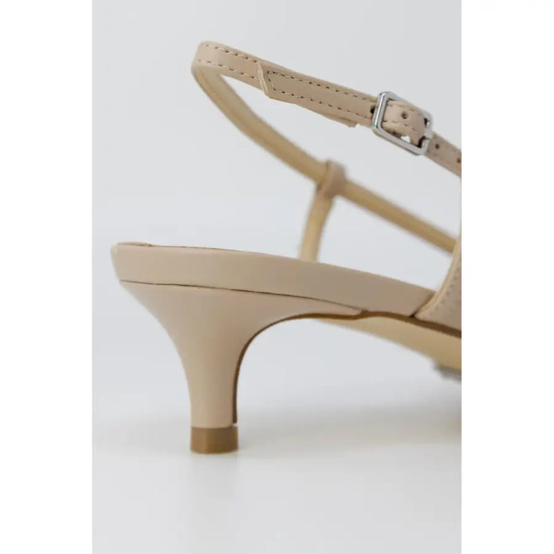 Guess Beige Ledersandalen mit Riemchen, silberner Schnalle und niedrigem, abgerundetem Absatz, von hinten gesehen