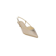 Beigefarbene Prada-Slingback-Pumps aus Lackleder mit metallischem, dreieckigem Logo-Emblem, von der Rückseite gesehen