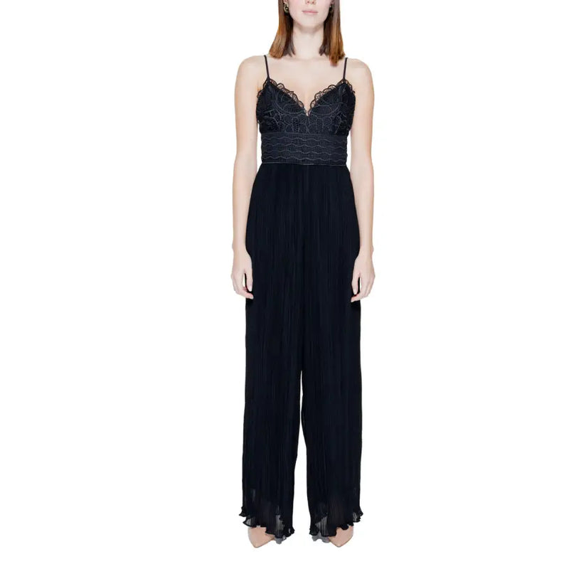 Guess black lace and pleated jumpsuit with thin spaghetti straps and sweetheart neckline for elegant occasions