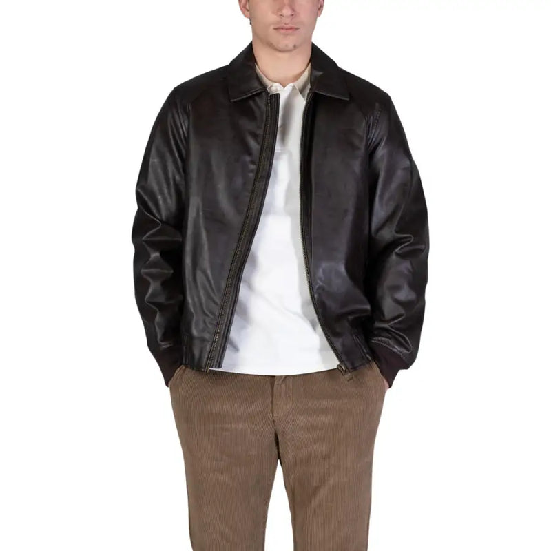 Guess Herren-Fliegerjacke aus braunem Polyurethan mit klassischem Kragen und Frontreißverschluss in Größe L, Ansicht von vorne.