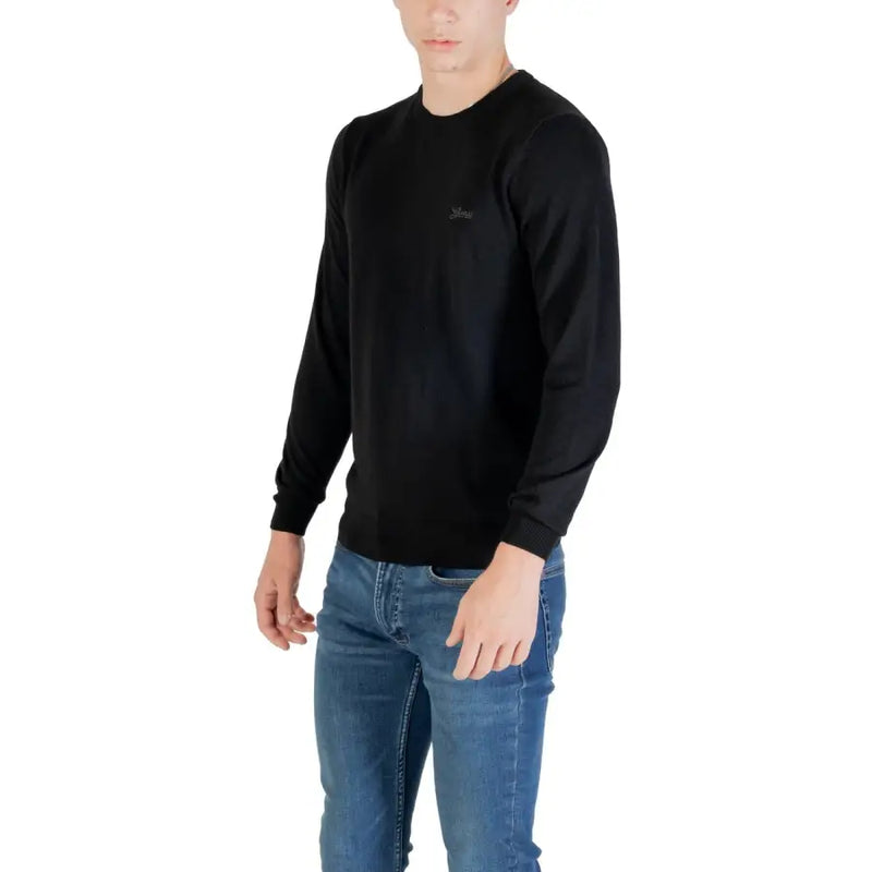 Guess Schwarzer Herren-Strickpullover aus Wollmischung mit Rundhalsausschnitt, langen Ärmeln und dezentem, gesticktem Logo auf der linken Brust.
