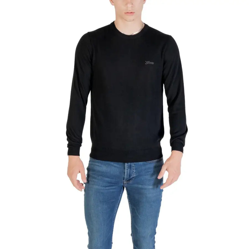 Guess Schwarzer Herren-Strickpullover aus Wollmischung mit Rundhalsausschnitt, langen Ärmeln und dezentem, gesticktem Logo auf der linken Brust.