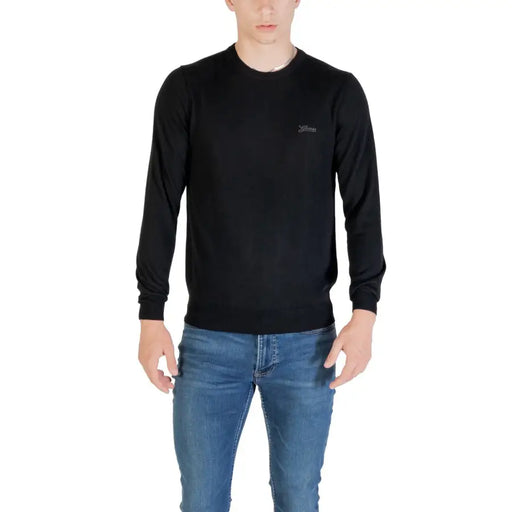 Guess Schwarzer Herren-Strickpullover aus Wollmischung mit Rundhalsausschnitt, langen Ärmeln und dezentem, gesticktem Logo auf der linken Brust.