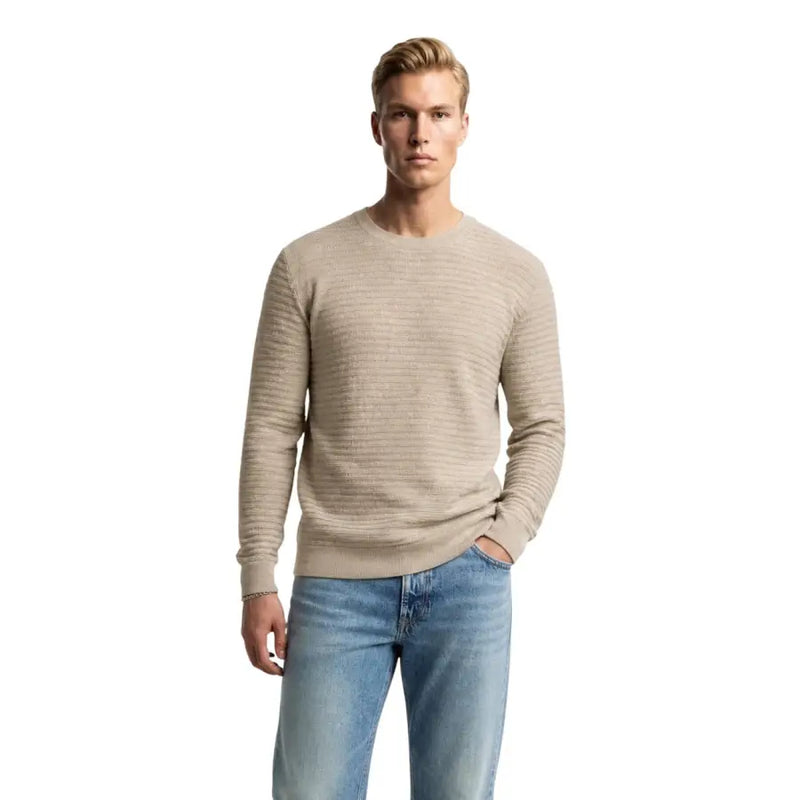 Beigefarbener, gerippter Strickpullover mit Rundhalsausschnitt, der Komfort und Stil in einem vielseitigen Herrenbekleidungs-Basic vereint.
