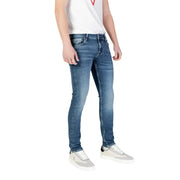 Blaue Skinny-Jeans aus Denim mit verwaschenem Look und weißen Nähten, wahrscheinlich vom Levi's-Modell 512.