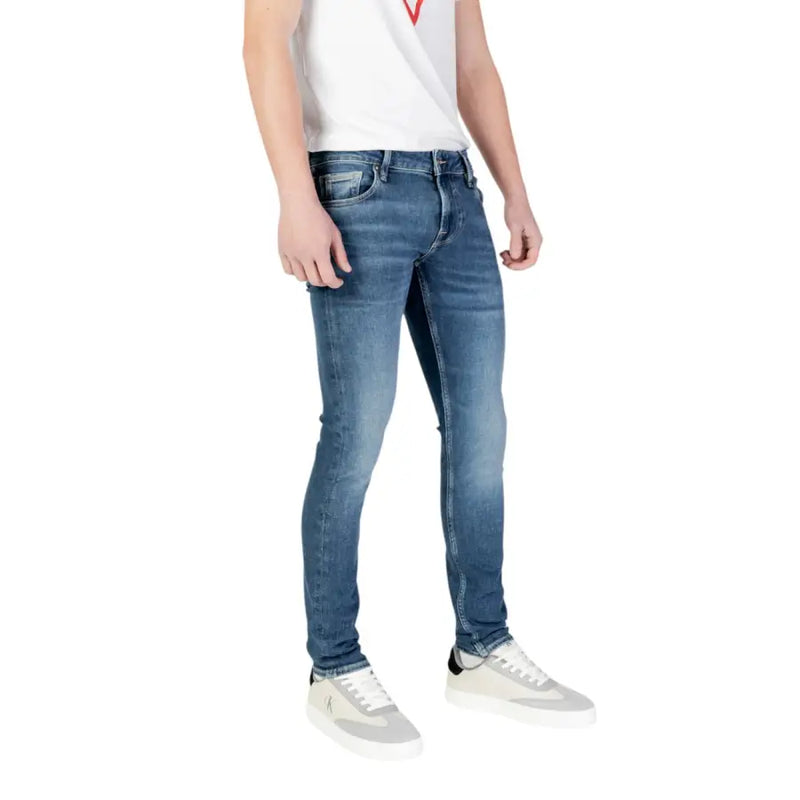 Blaue Skinny-Jeans aus Denim mit verwaschenem Look und weißen Nähten, wahrscheinlich vom Levi's-Modell 512.