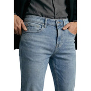 Hellwaschung guess Herrenjeans aus blauem Baumwollstretch mit klassischem Fünf-Taschen-Design und dezenter Waschung für einen Used-Look