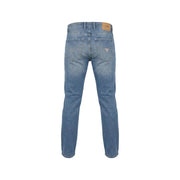 Rückseite aus hellblauem Baumwoll-Stretch guess Herrenjeans mit klassischem geradem Bein und Logo auf der Tasche