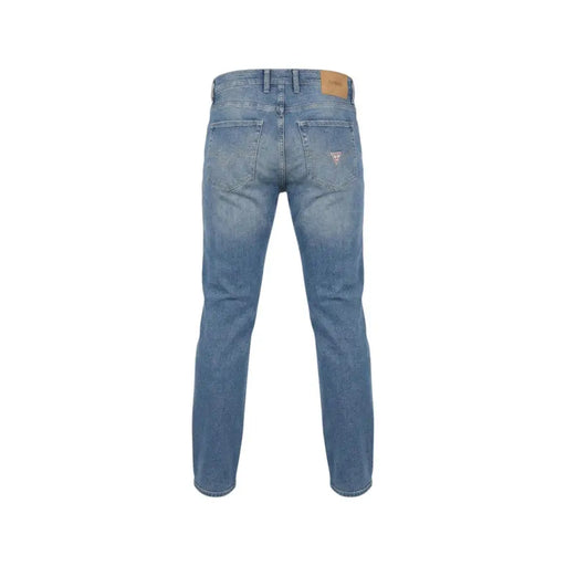Rückseite aus hellblauem Baumwoll-Stretch guess Herrenjeans mit klassischem geradem Bein und Logo auf der Tasche