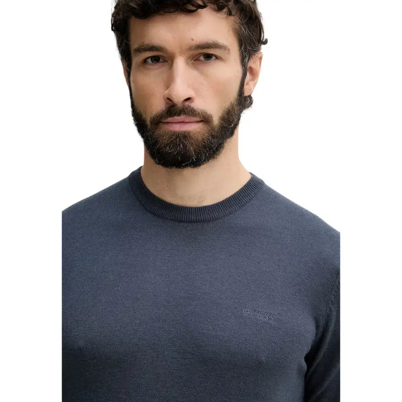 Guess Herren-Strickwaren, dunkelblauer Langarm-Rundhalspullover mit dezentem, gesticktem Logo auf der linken Brust.