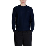 Dunkelmarineblau Guess Herren-Strickpullover mit Rundhalsausschnitt und dezentem, gesticktem Logo auf der linken Brustseite