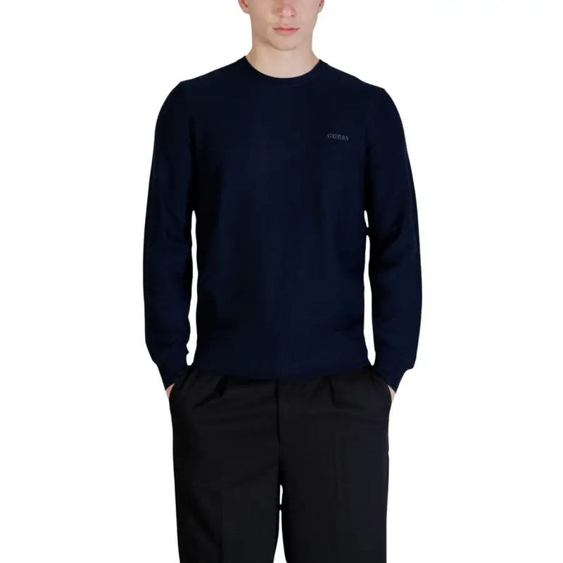 Dunkelmarineblau Guess Herren-Strickpullover mit Rundhalsausschnitt und dezentem, gesticktem Logo auf der linken Brustseite