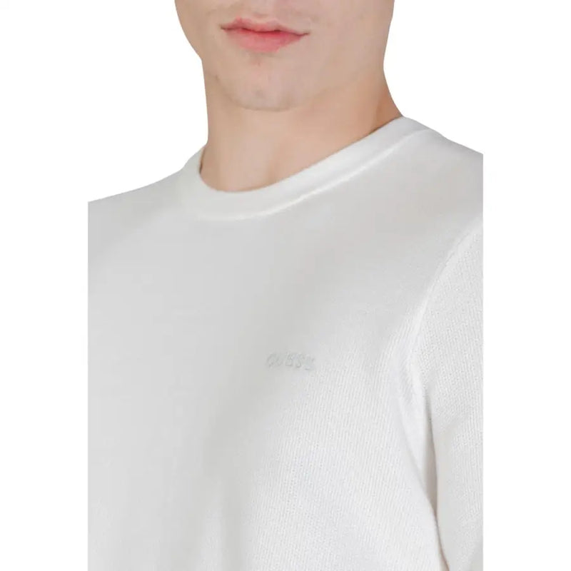 Weiß Guess Herren-Sweatshirt mit Rundhalsausschnitt, dezenter Strickstruktur und kleinem, gesticktem Logo auf der Brust