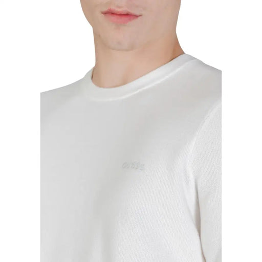 Weiß Guess Herren-Sweatshirt mit Rundhalsausschnitt, dezenter Strickstruktur und kleinem, gesticktem Logo auf der Brust