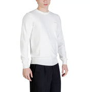 Weiß guess Herren-Strickpullover mit Rundhalsausschnitt, gerippten Bündchen und Saum sowie dezentem, gesticktem Logo auf der linken Brust.