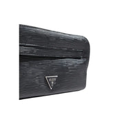 Guess Kleine Milano-Kulturtasche für Herren aus schwarzem, strukturiertem Kunstleder mit silbernem dreieckigem Guess Logo auf der Vorderseite