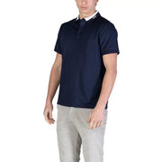 Marineblau Hugo Boss Poloshirt mit weißem Kragen und Markenlogo auf der Knopfleiste, aus kurzärmeligem Baumwollmaterial