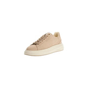 Beiges Wildleder Guess Herren-Sneaker mit klobiger weißer Gummisohle und passenden Schnürsenkeln, sportliche Slipper