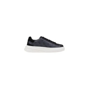 Guess Schwarze Herren-Sneaker Elba aus Leder mit dezent gemustertem Obermaterial, weißer Gummisohle und schwarzen Schnürsenkeln aus der Herbst-/Winterkollektion
