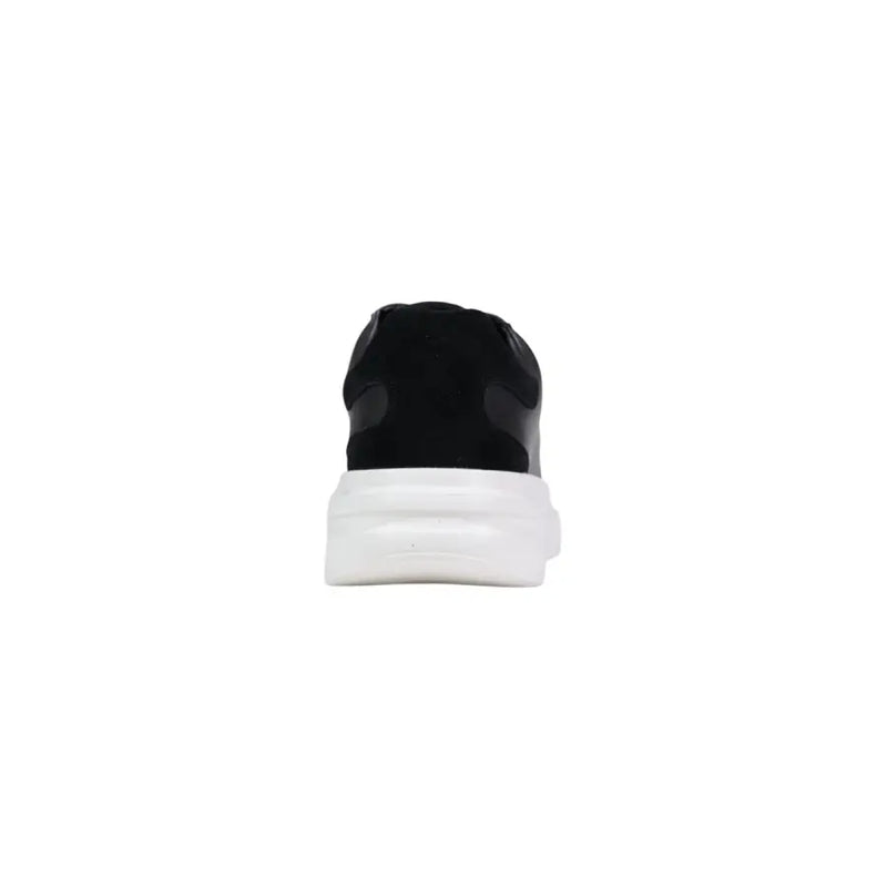 Guess Elban Herren-Sneaker aus schwarzem Wildleder mit klobiger weißer Gummisohle, entworfen für die Freizeit.